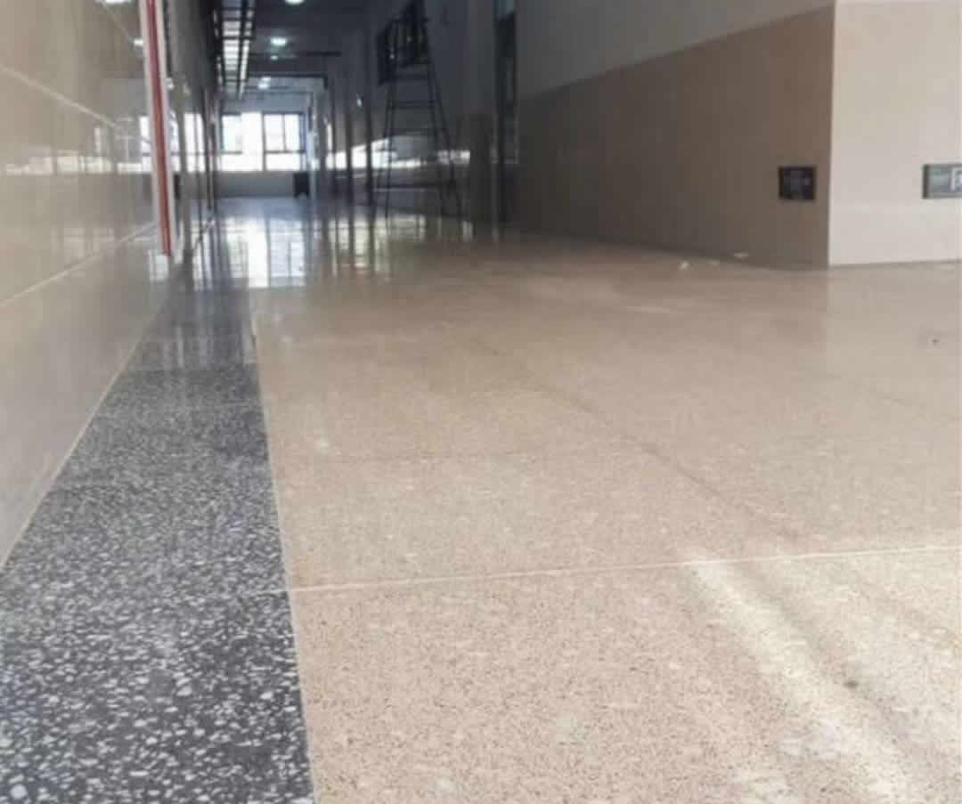 開始裝修了，用水磨石磚做地板還是很漂亮的。